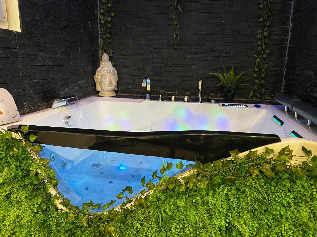Suite Jacuzzi Privatif Plage Des Catalans Marsilia Exterior foto